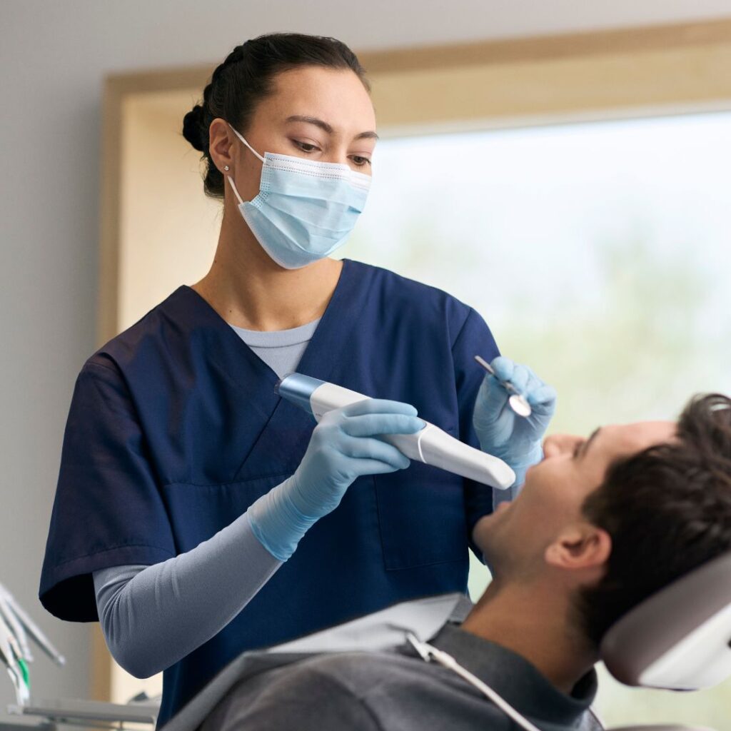 Zubařka skenující pacienta intraorálním skenerem 3Shape TRIOS  6